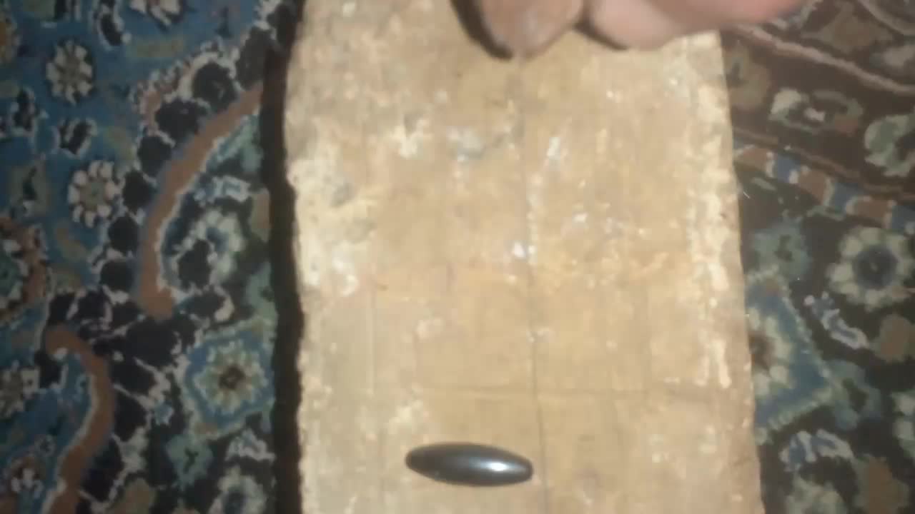 شهاب سنگ‌|کلکسیون اشیاء عتیقه|قیدار, |دیوار