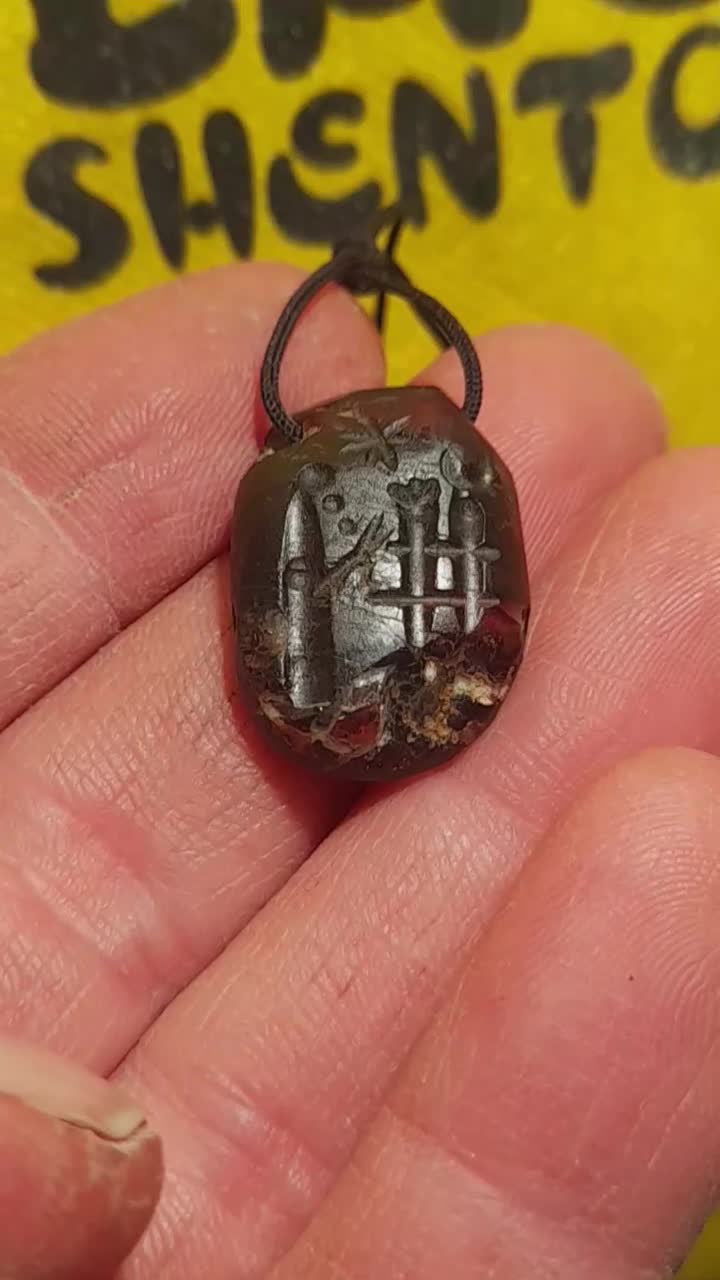 مهره نشاندار آویزی|کلکسیون اشیاء عتیقه|لواسان, |دیوار