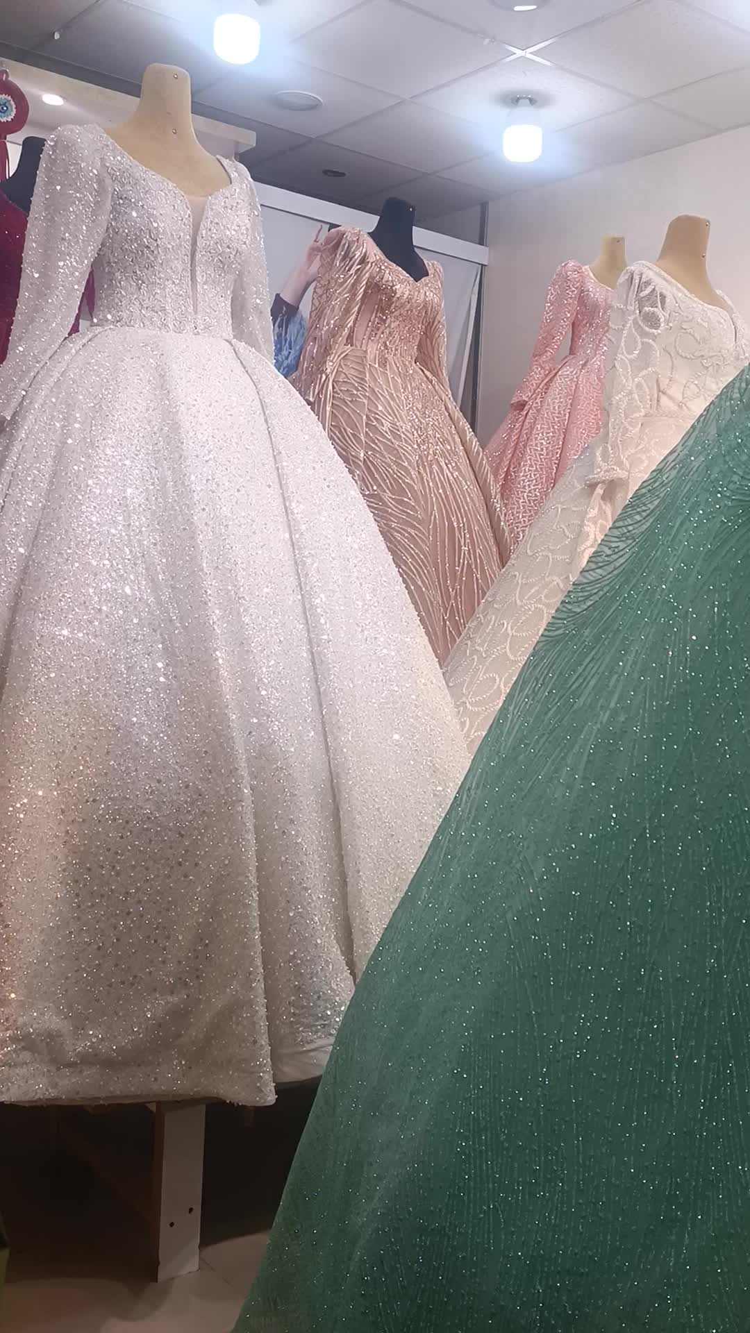 ب یک خانم جهت همکاری درمزون عروس ساعی نیازمندیم|استخدام بازاریابی و فروش|اهر, |دیوار