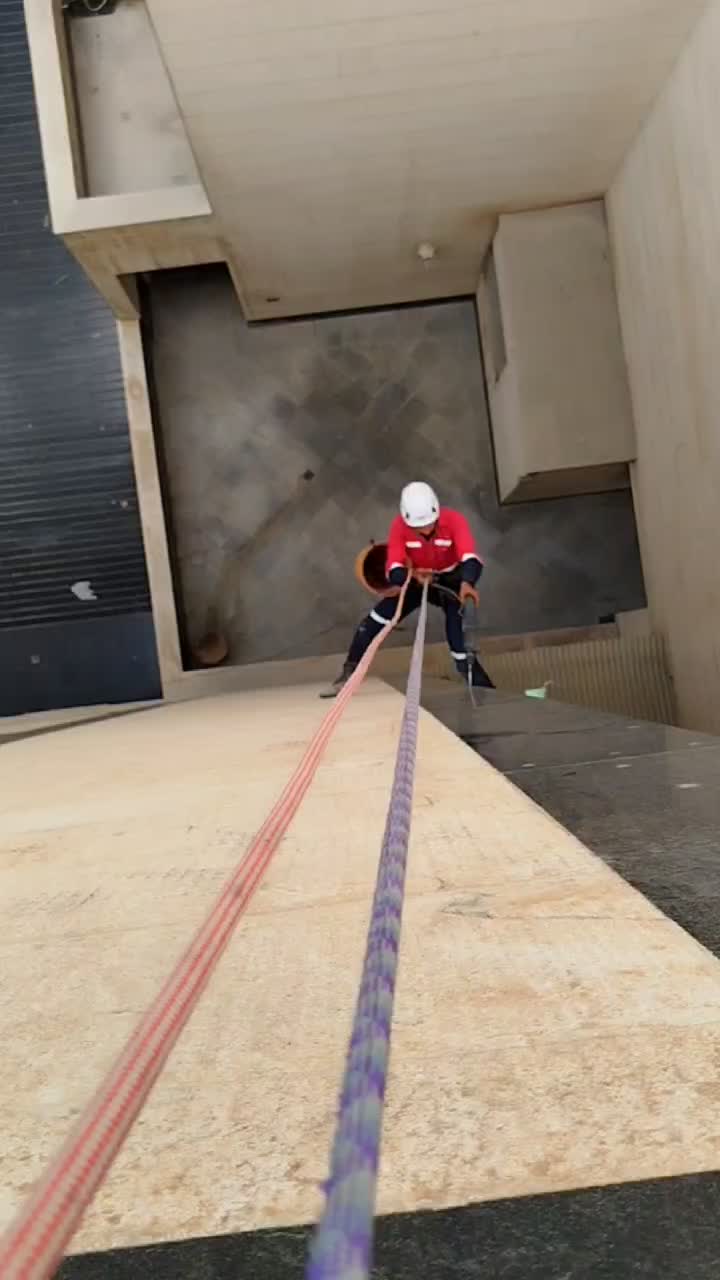 بدون نیاز به داربست شستشو پیچ رولپلاک کار در رتفاع|خدمات پیشه و مهارت|بندرعباس, |دیوار