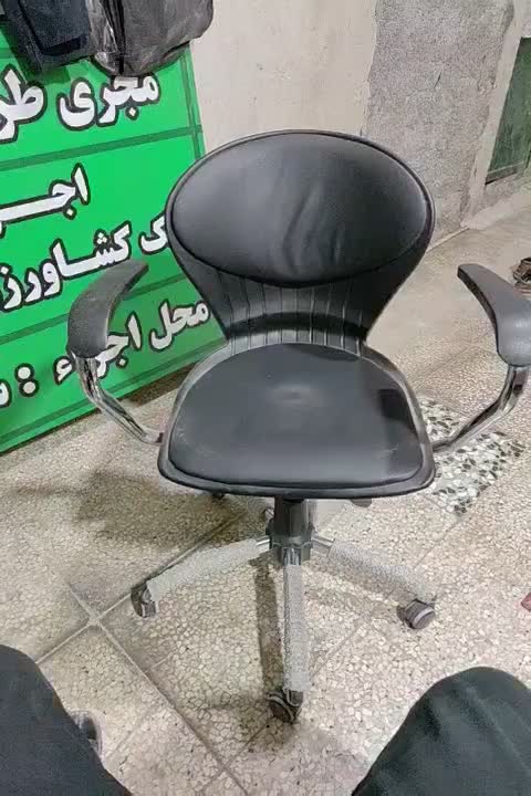 صندلی دسته دار و چرخ دار|صندلی و نیمکت|دهدشت, |دیوار