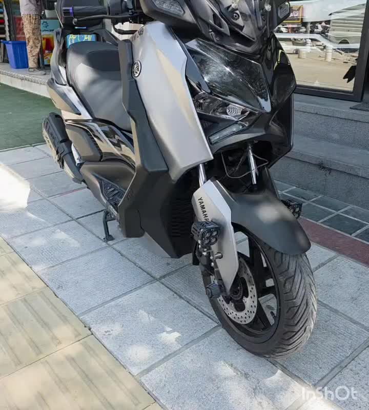 xmax 1404|موتورسیکلت|تهران, نیروی هوایی (پیروزی)|دیوار