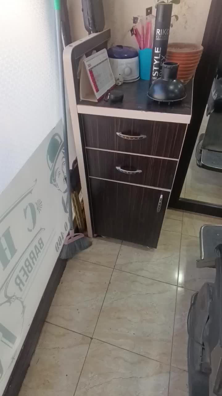 دکور و صندلی آرایشگاه مردانه یکجا فروشی|آرایشگاه و سالنهای زیبایی|بهارستان, |دیوار