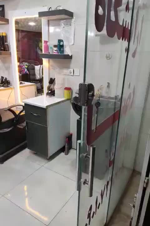 دکور و صندلی وسایل ارایشگاه مردانه|آرایشگاه و سالنهای زیبایی|سپیدان, |دیوار