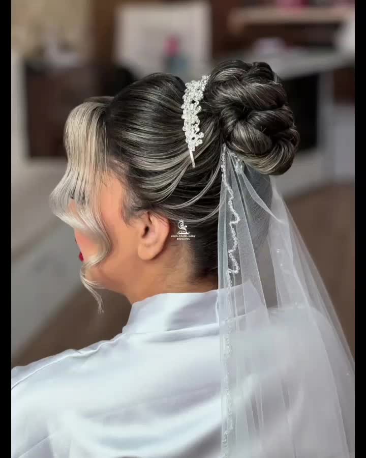 شنیون ۴۰۰.لایت مو۸۰۰.نامزدی۱۵۰۰خدمات عروس ۲۵۰۰|خدمات آرایشگری و زیبایی|قزوین, |دیوار