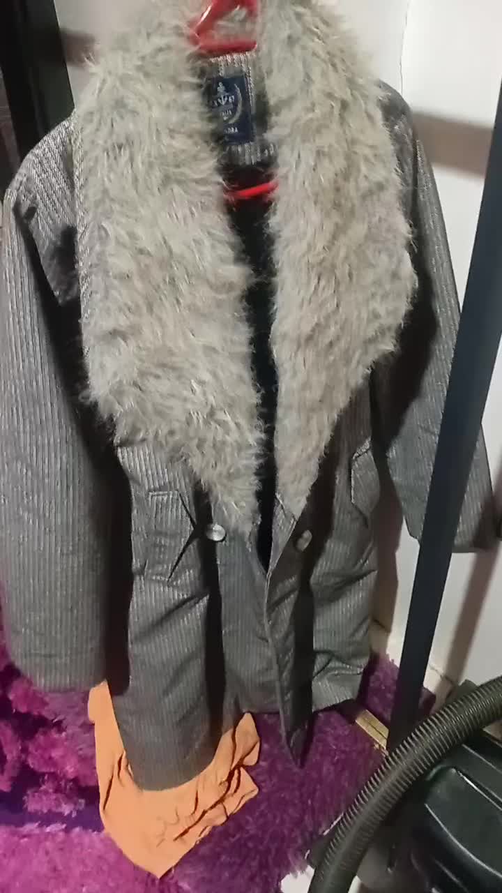 یک عدد پالتو زیبا وخوشرنگ وسبک وگرم|لباس|کرج, کوی گلها|دیوار