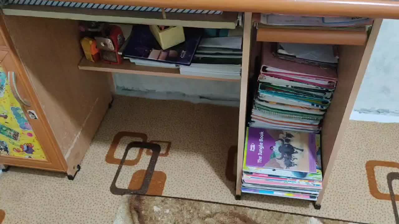 میز تحریر دست دوم اما تمیز|میز تحریر و کامپیوتر|پرند, فاز ۶|دیوار