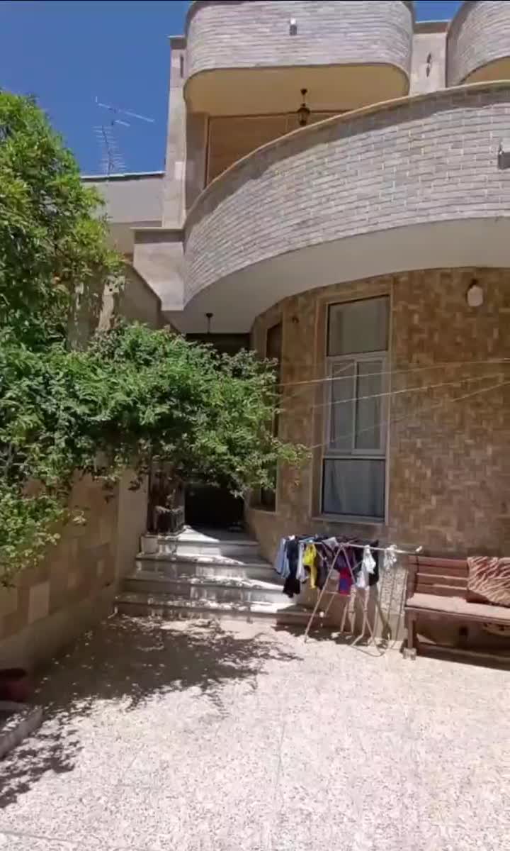 رهن کامل منزل ویلایی دو طبقه و بصورت مجزا|اجارهٔ خانه و ویلا|شیراز, نشاط|دیوار