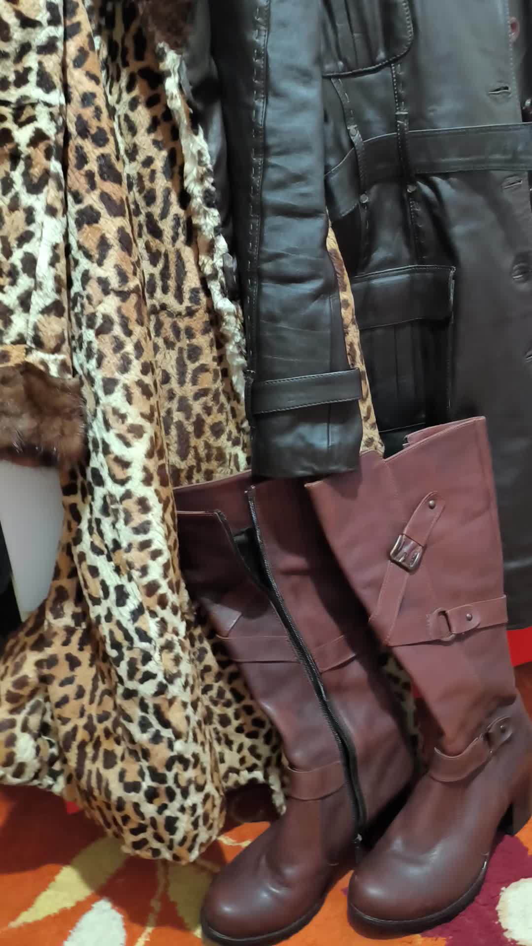 فروش کالکشن چرم و پالتو پوست و بوت بلند زنانه|لباس|ساری, |دیوار