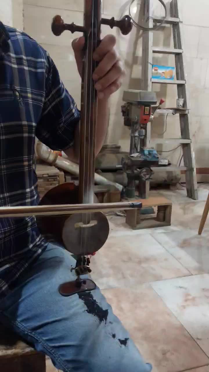 کمانچه پشت باز|سازهای سنتی|اندیشه, پرنیان|دیوار