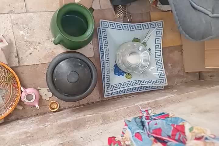 یک عدد میوه خوری با دیسش چینی وقابلمه سفالی قدیمی|ظروف سرو و پذیرایی|تهران, جوانمردان (اندیشه)|دیوار