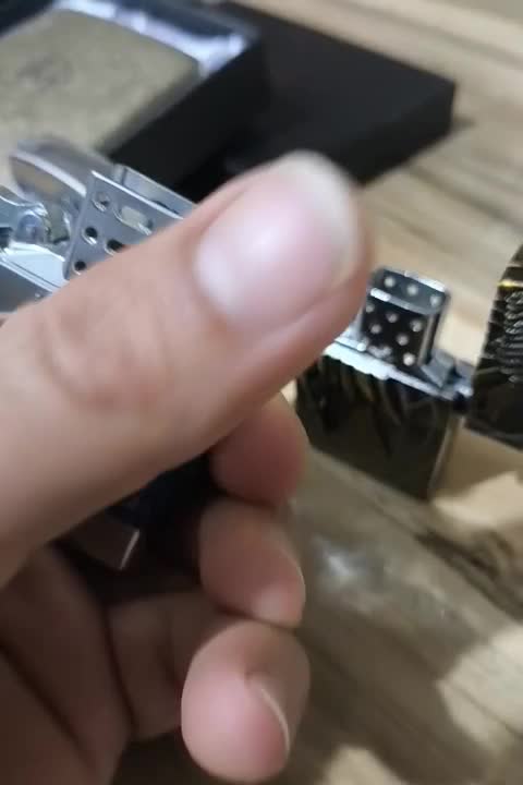 فندک سنگی اصل و جاسیکاری فلزی طرح دار|کلکسیون و سرگرمی|شادگان, |دیوار