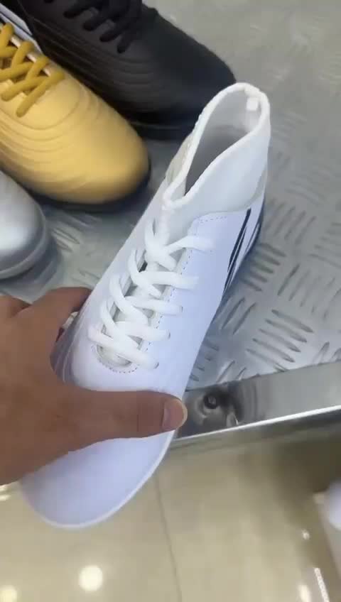 ۱۲۰ عدد کفش استوک فوتبالی به قیمت چین/سرمایه گذاری|کیف، کفش، کمربند|تهران, تهرانپارس شرقی|دیوار