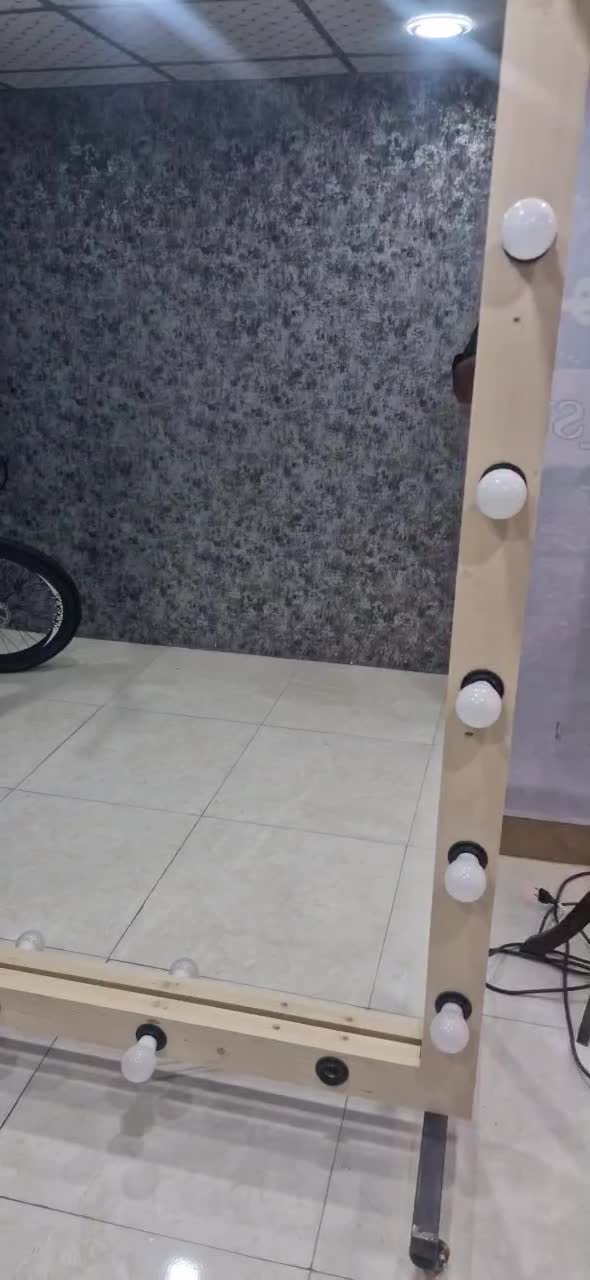 آینه چراغ دار|آینه|قم, باغ شریفی|دیوار