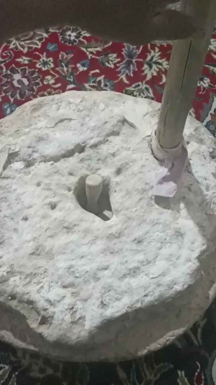 سنگ آسیاب /سنگ عتیقه / سنگ قدیمی /آسیاب دستی|کلکسیون اشیاء عتیقه|ملایر, |دیوار