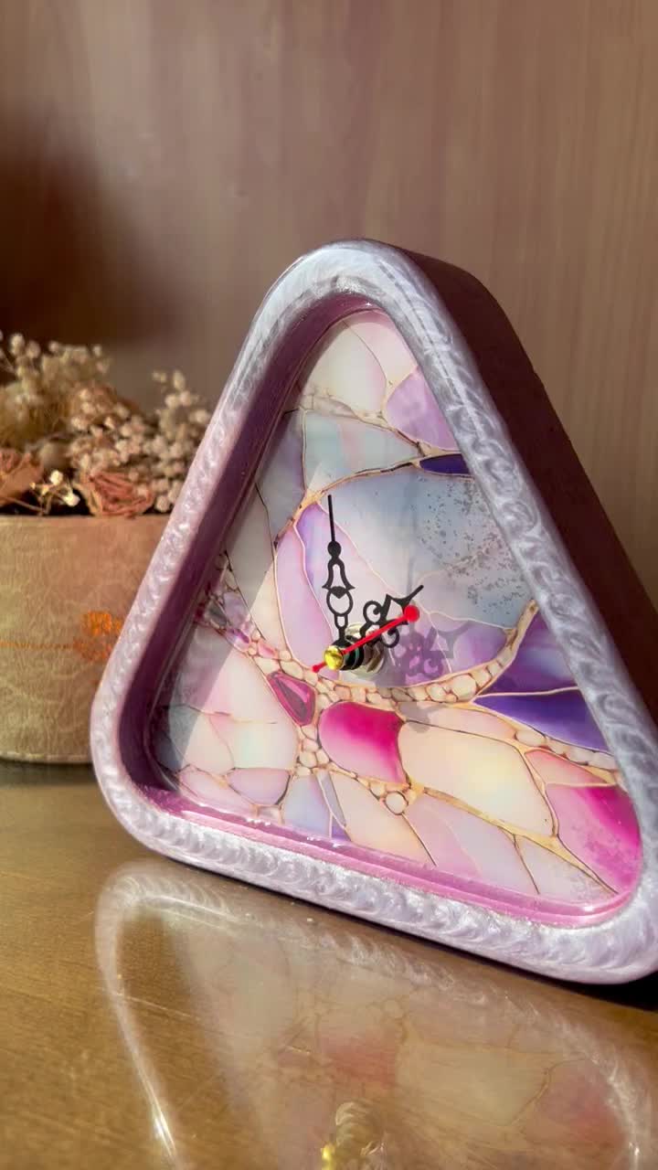 ساعت رزینی مثلثی بنفش|ساعت دیواری و تزئینی|تهران, اکباتان|دیوار