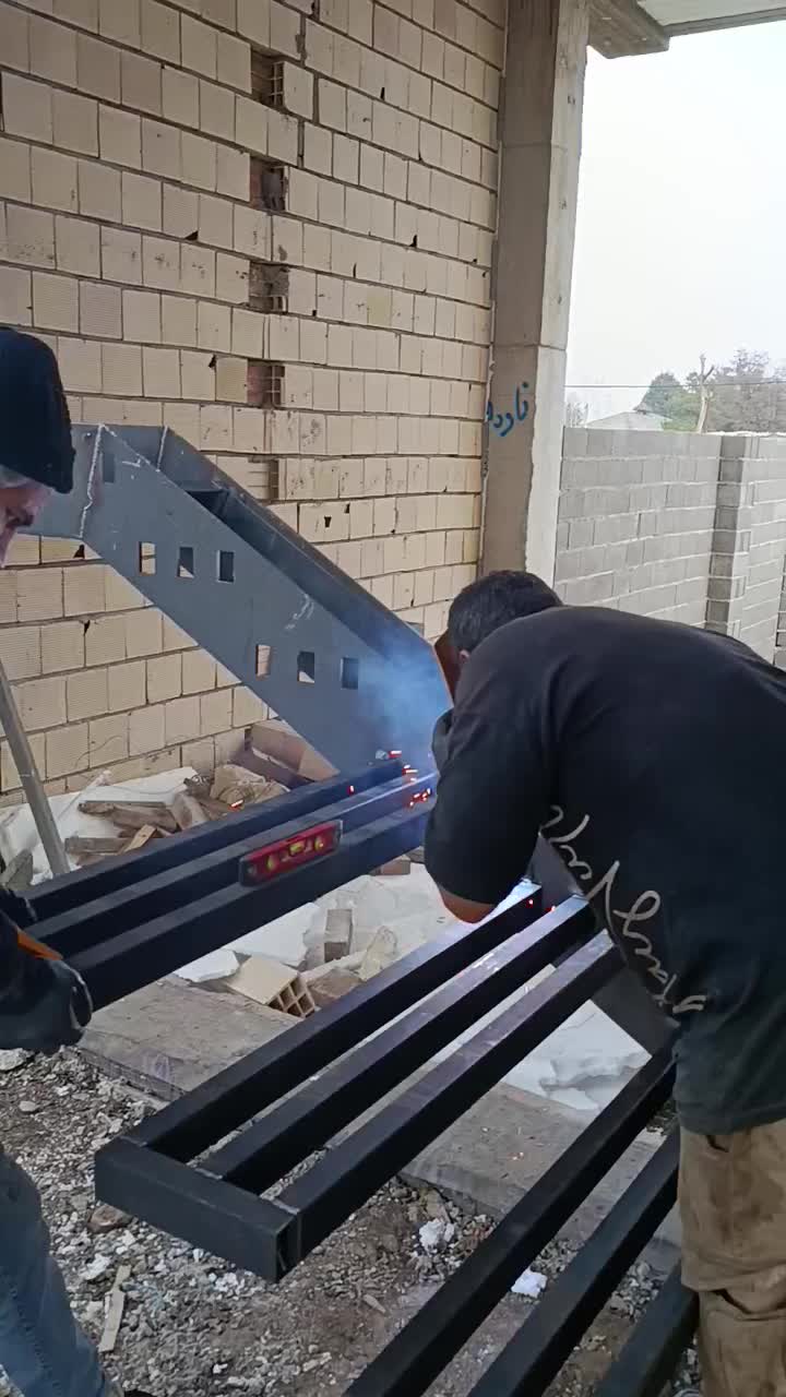 طراحی ساخت اجراء انواع پله معلق محور وسط دومحور|خدمات پیشه و مهارت|رشت, کوی حسینی|دیوار