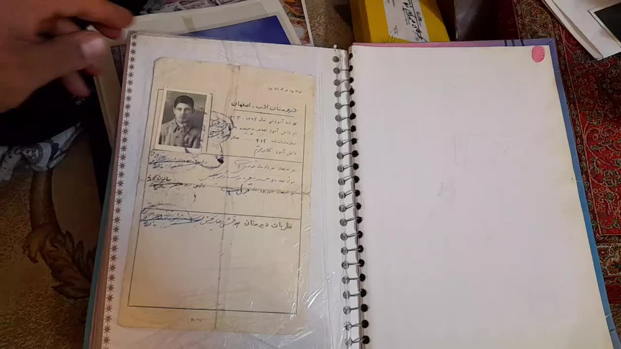 روزنامه های عتیقه از نزدیک ۴۰ تا ۱۰۰ سال پیش|کتاب و مجله تاریخی|اصفهان, آبشار|دیوار