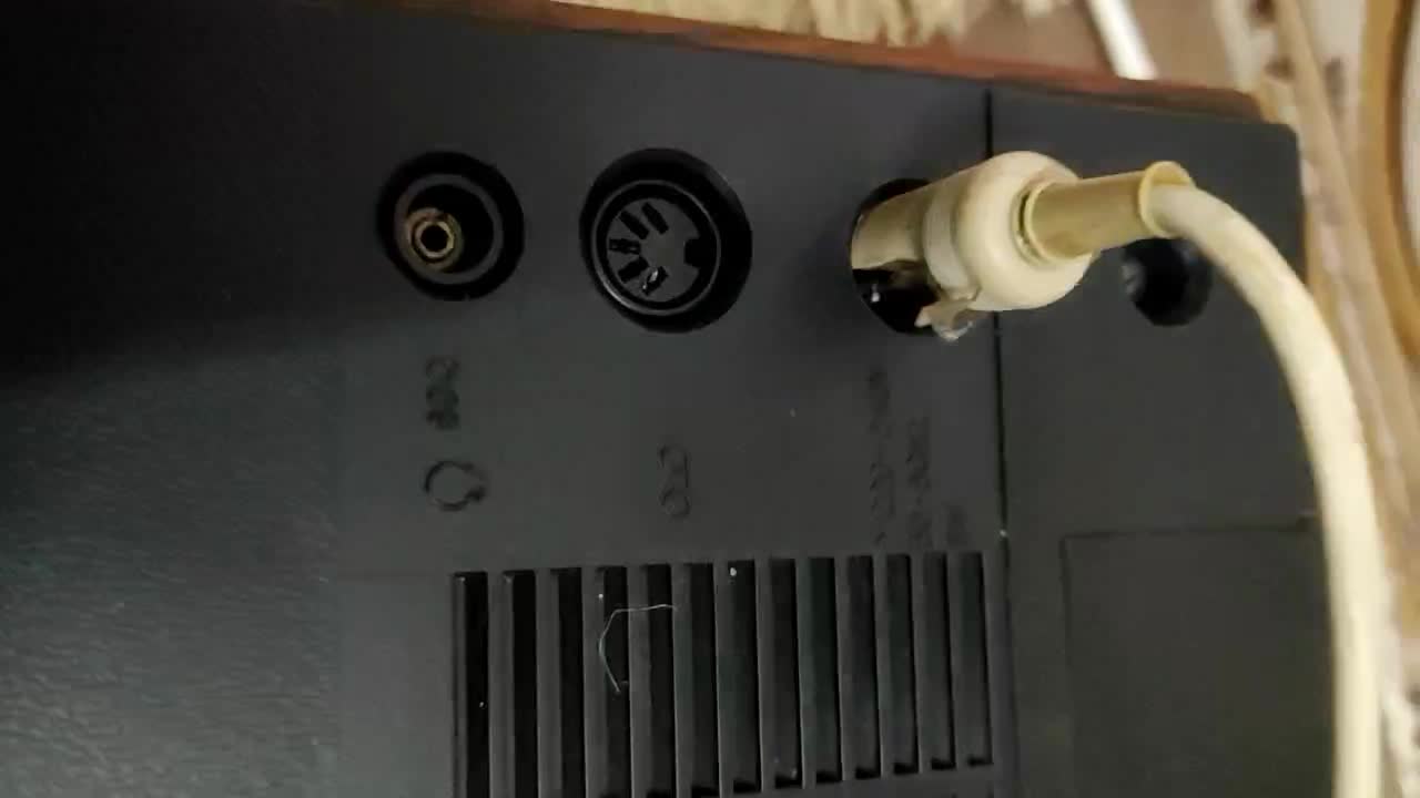 رادیو سلنا چوبی|کلکسیون اشیاء عتیقه|کرمانشاه, |دیوار