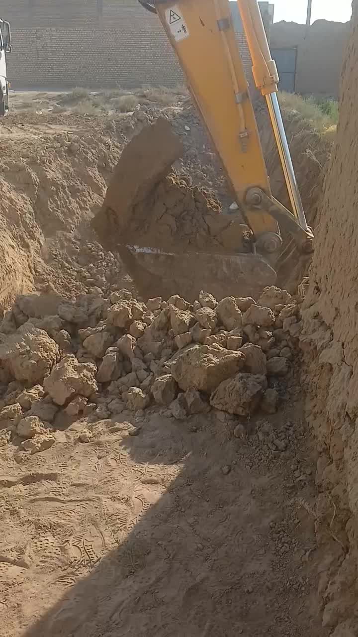 ارائه خدمات بیل میکانیکی لاستیکی حسن پور|خدمات حمل و نقل|میبد, |دیوار