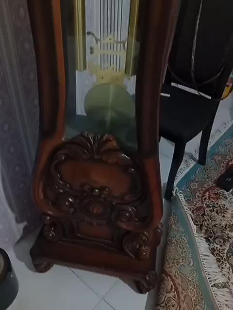 ساعت ایستاده چوبی منبت کاری شده قدیمی ساعتش خراب|ساعت دیواری و تزئینی|تهران, خلیج فارس|دیوار