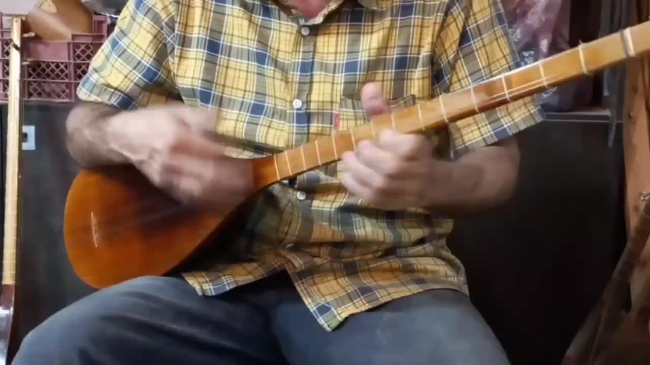 تنبور مهر شاپور کمالی|سازهای سنتی|کرمانشاه, |دیوار