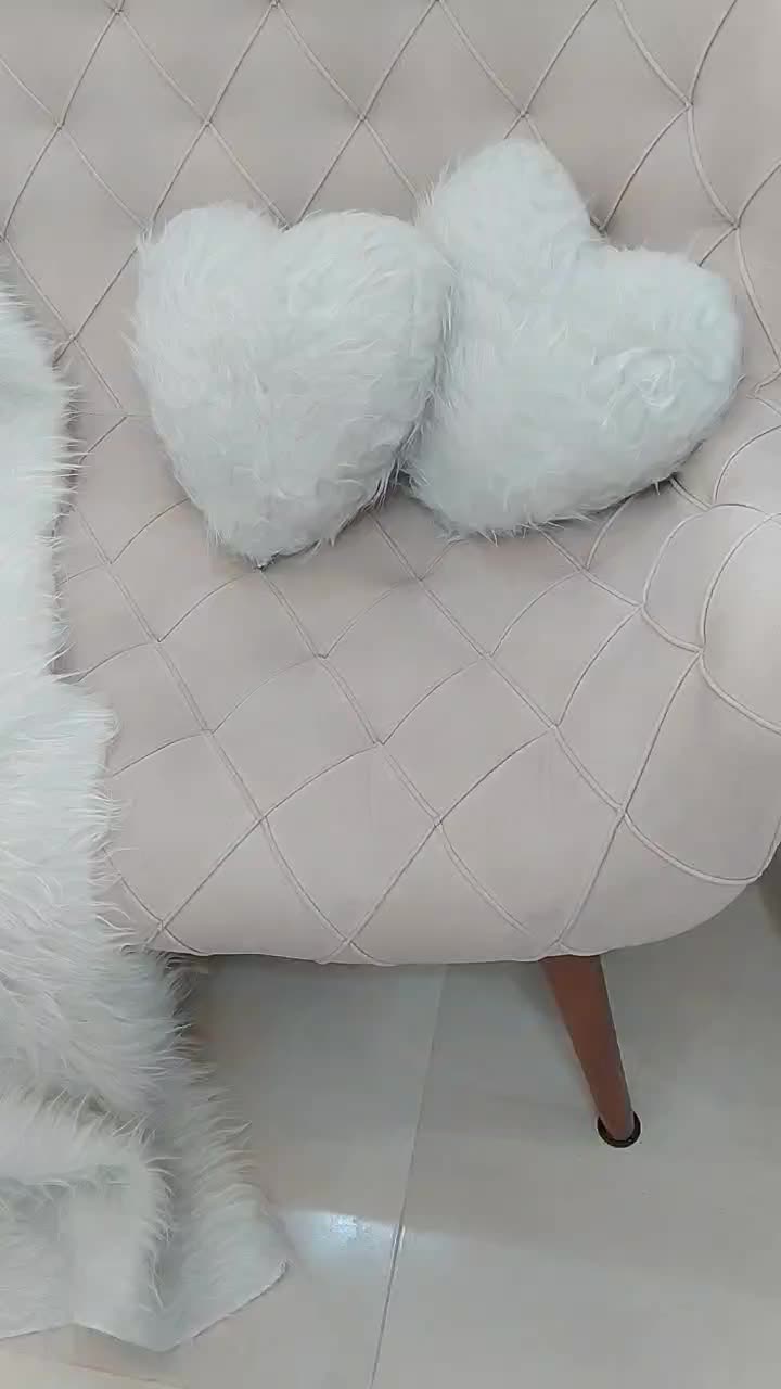 شال مبل و کوسن قلبی خز سفید|صنایع دستی و سایر لوازم تزئینی|رشت, رودبارتان|دیوار