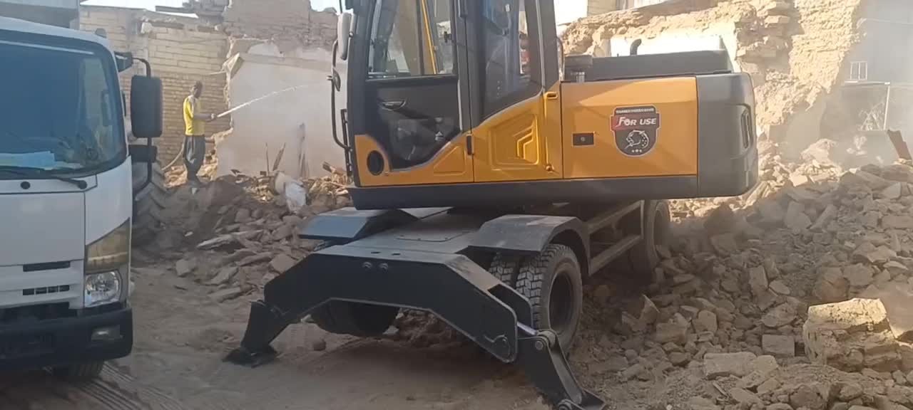 اجاره مینی بیل لاستیکی وبیل بکهو|خدمات حمل و نقل|مبارکه, |دیوار