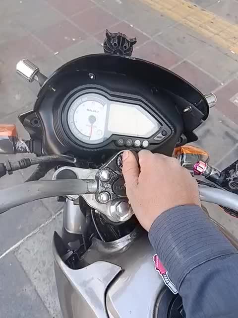 پالس ۲۰۰ یوجی فور (پولسار۲۰۰)|موتورسیکلت|تهران, شهرک استقلال|دیوار