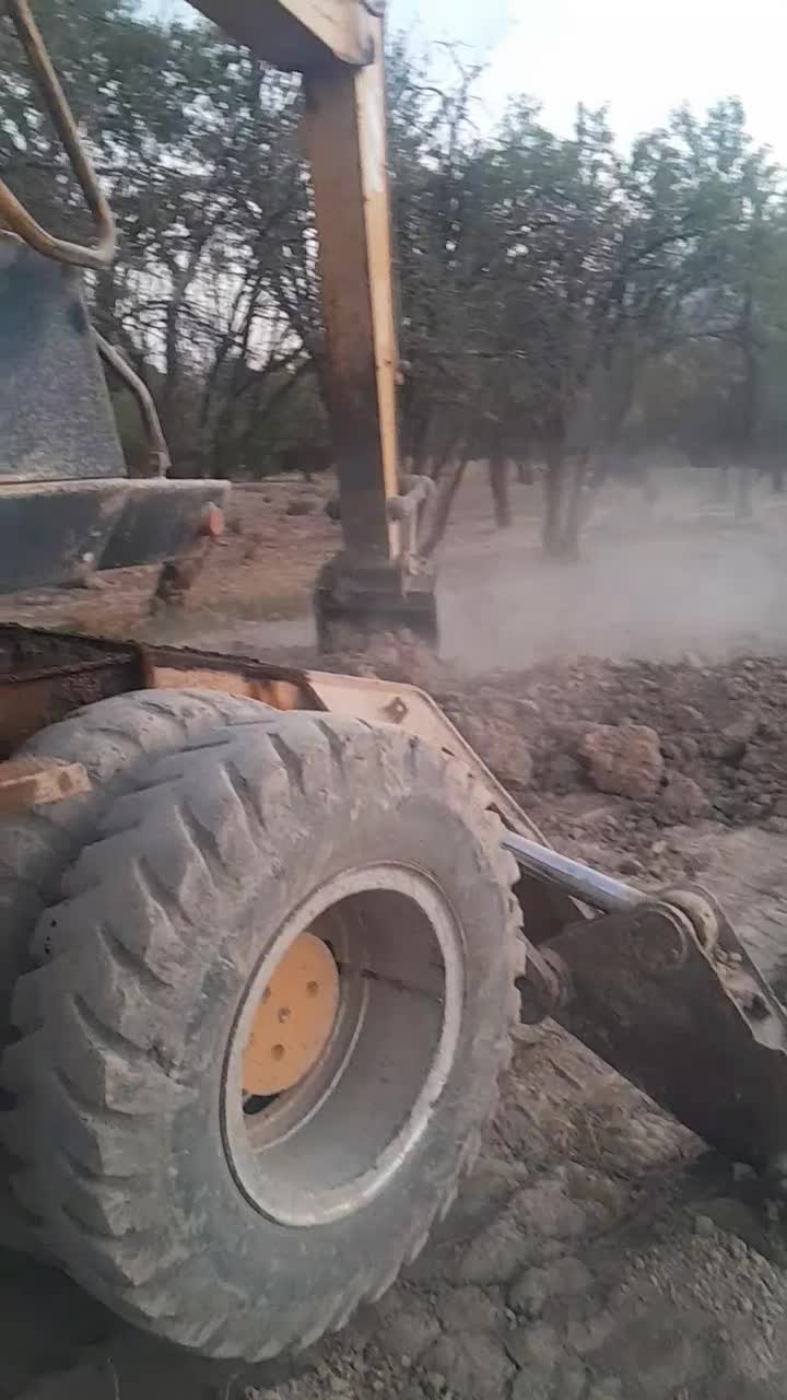 بیل لاستیکی ۱۷۰معاوضه بیل زنجیری|خودرو سنگین|فیروزآباد (فارس), |دیوار