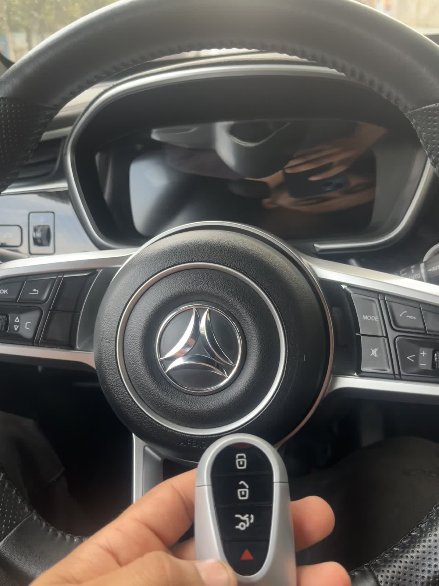 کلیدسازی بازکردن درضدسرقت ماشین انواع قفل و سوییچ|خدمات پیشه و مهارت|همدان, |دیوار