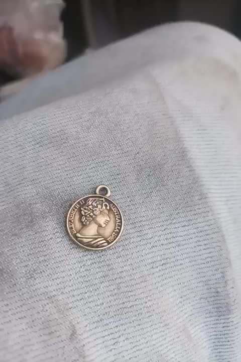 سکه طرح گردنبند ملکه الیزابت قدیمی ونایاب|کلکسیون اشیاء عتیقه|چهارباغ, |دیوار