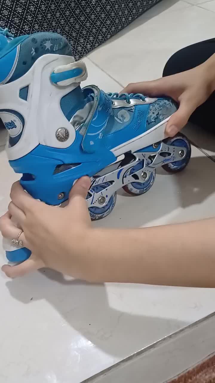 اسکیت کفشی تمام ژله تمام لاستیک هاش چراغ میزنه|دوچرخه، اسکیت، اسکوتر|محمدشهر, کوی بهار|دیوار