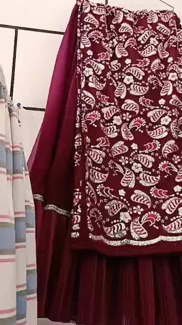 تعدادی لباس محلی بسیار زیبا ب دلیل تغییر شغل به|لباس|کوه چنار, |دیوار