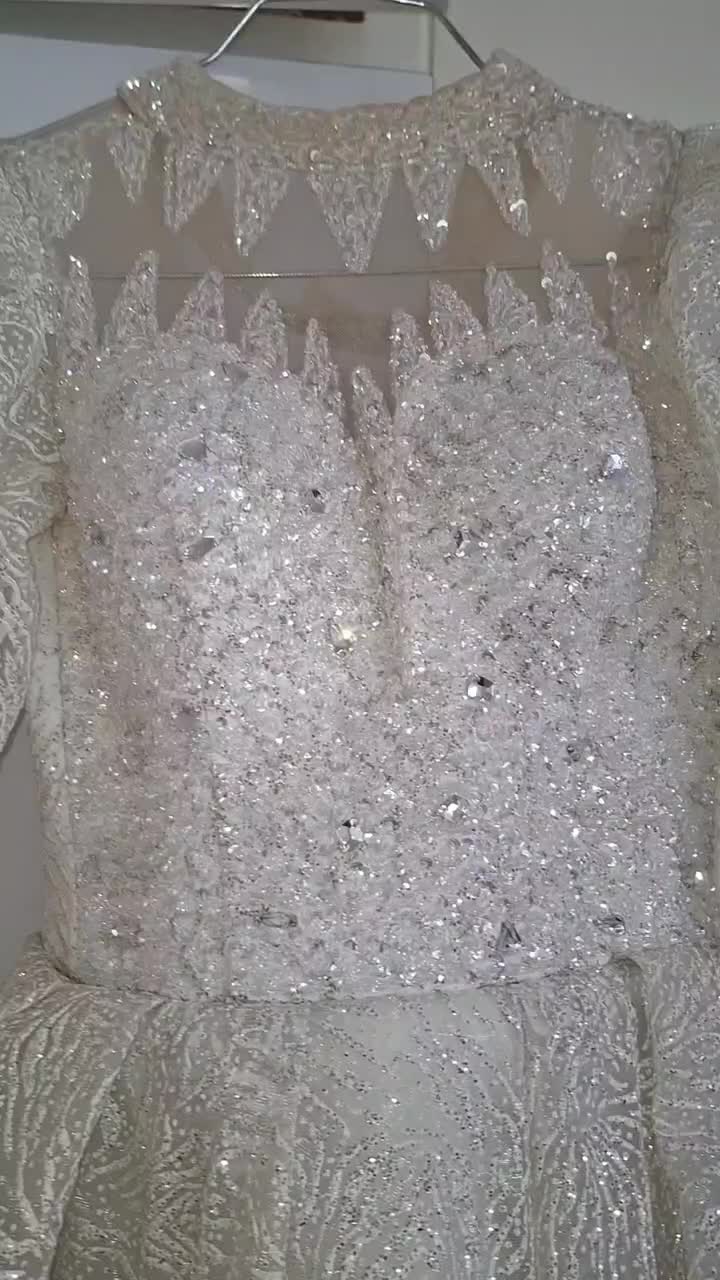 لباس عروس یا عقد|لباس|رباط‌کریم, رباط‌کریم|دیوار