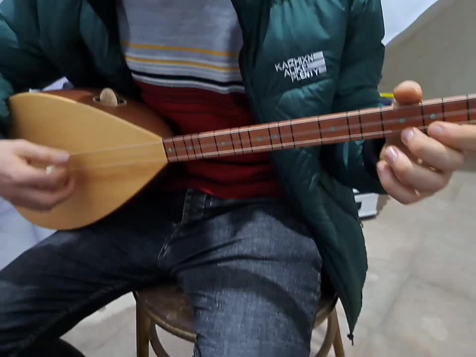 ساز باغلاما دسته کوتاه|سازهای سنتی|تبریز, |دیوار