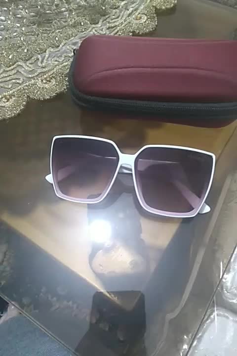 عینک آفتابی سفید نو|زیورآلات و اکسسوری|پرند, فاز ۶|دیوار