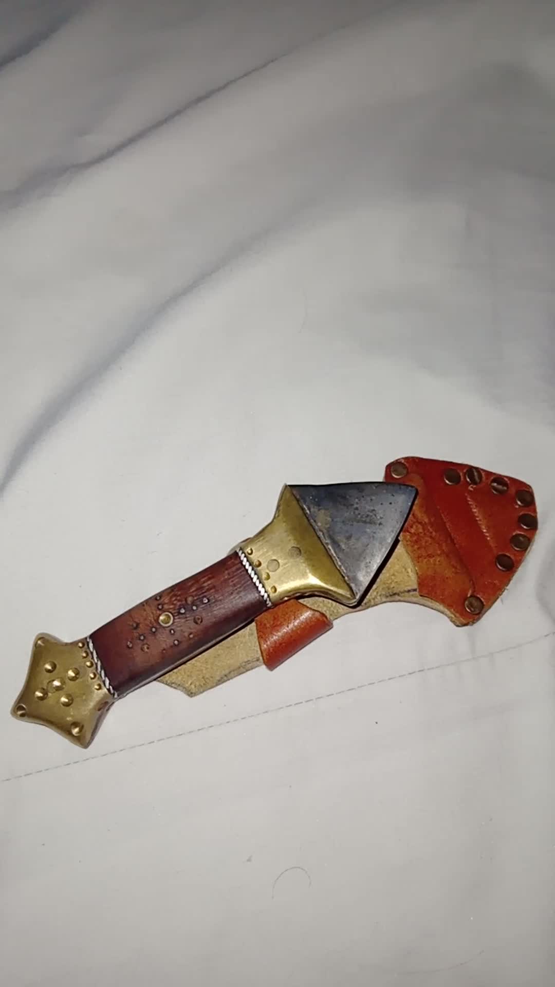 چاقو جیبی|کلکسیون اشیاء عتیقه|ساوه, |دیوار