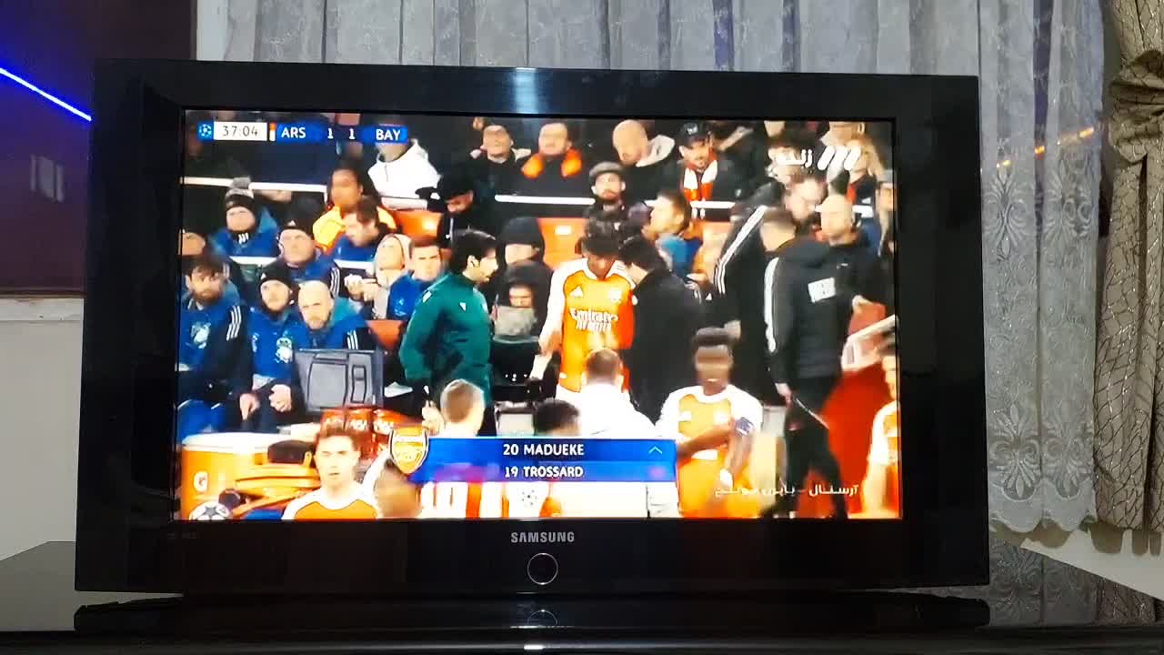 تلوزیون ۳۲ اینچ سامسونگ|تلویزیون و پروژکتور|پرند, فاز ۵|دیوار