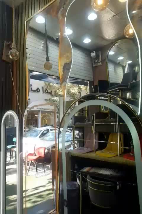 اینه|آینه|کرج, اصفهانی‌ها|دیوار