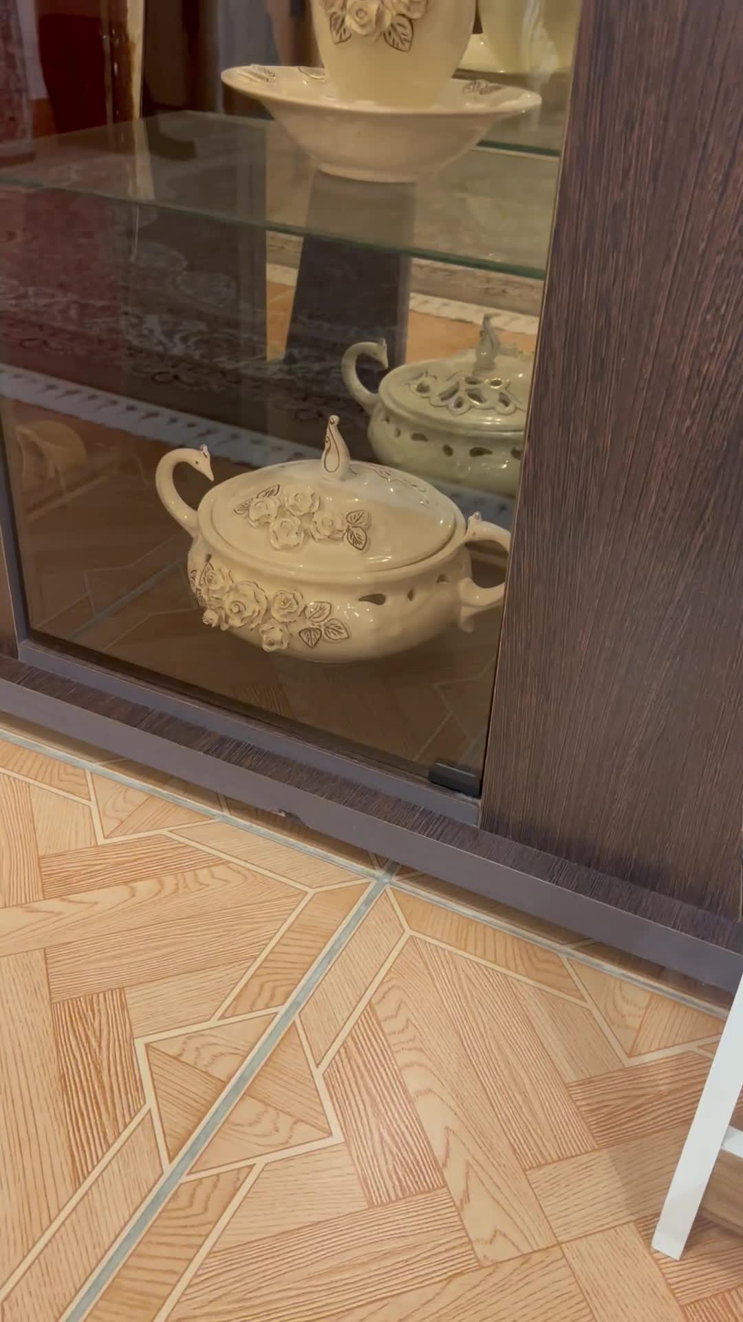 ویترین یا بوفه شیشه ای|بوفه، ویترین، کنسول|گوراب زرمیخ, |دیوار