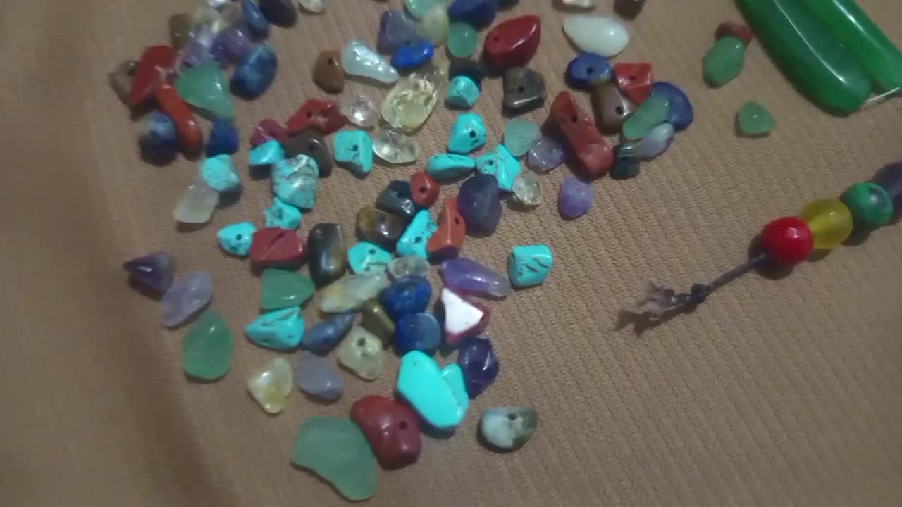 تعدادی مهره سنگی با دوعدد اویز کهربا|جواهرات|سیسخت, |دیوار