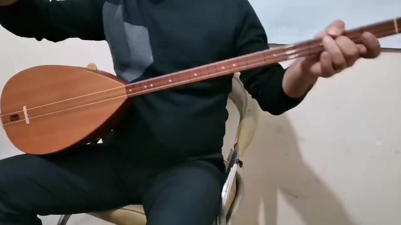 ساز باغلاما اکتای ییلماز|سازهای سنتی|مهاباد (آذربایجان غربی), |دیوار