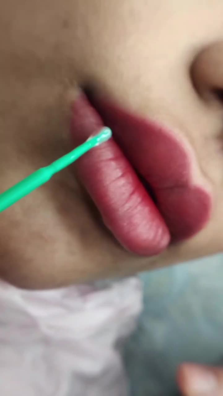 نجات لبها از بی رنگی و تیرگی|خدمات آرایشگری و زیبایی|شهرضا, |دیوار