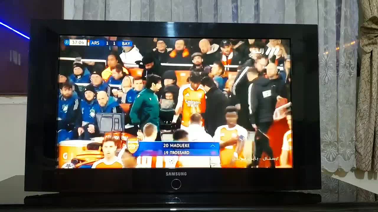 تلوزیون LCD ۳۲ سامسونگ|تلویزیون و پروژکتور|پرند, فاز ۵|دیوار