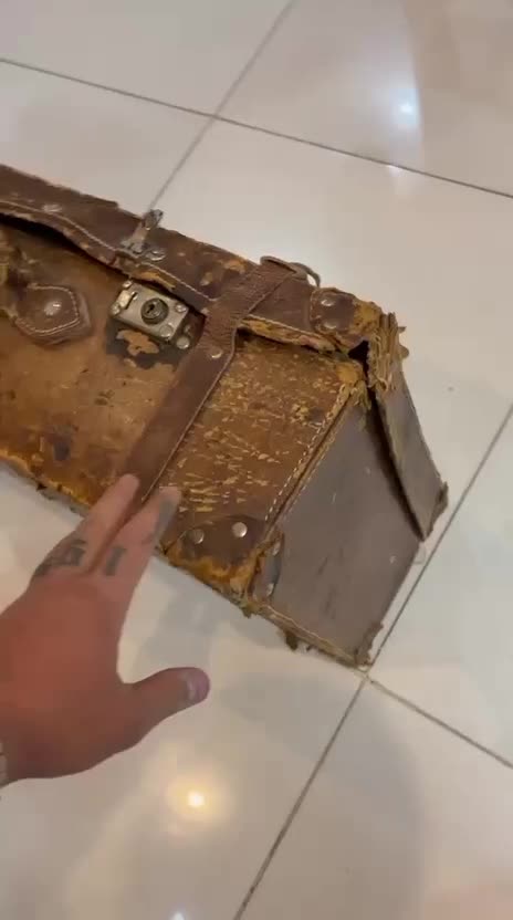 چمدان قدیمی|کلکسیون اشیاء عتیقه|شاهین‌شهر, دهخدا|دیوار