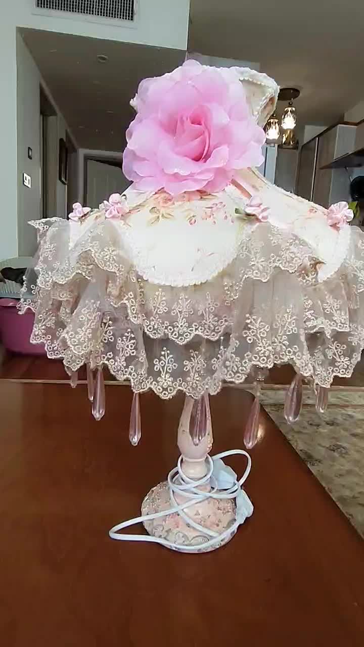 آباژور رومیزی کلاسیک دانتل با آویز کریستالی، شیک|چراغ خواب و آباژور|قم, پردیسان|دیوار