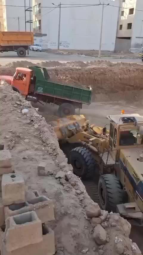 خاکبرداری گودبرداری تخریب با لودر و ماشین|خدمات حمل و نقل|قم, شهرک فاطمیه|دیوار