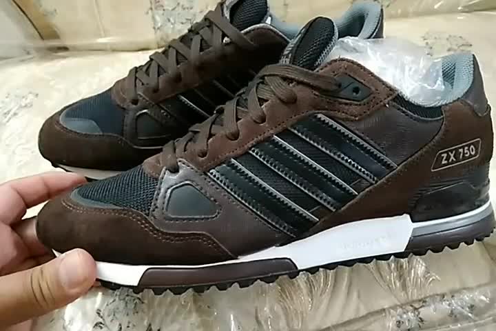 کتونی اورجینال آدیداس ZX750 چرم درحداکبند سایز ۴۴|کیف، کفش، کمربند|تهران, شکوفه (عبدل آباد)|دیوار