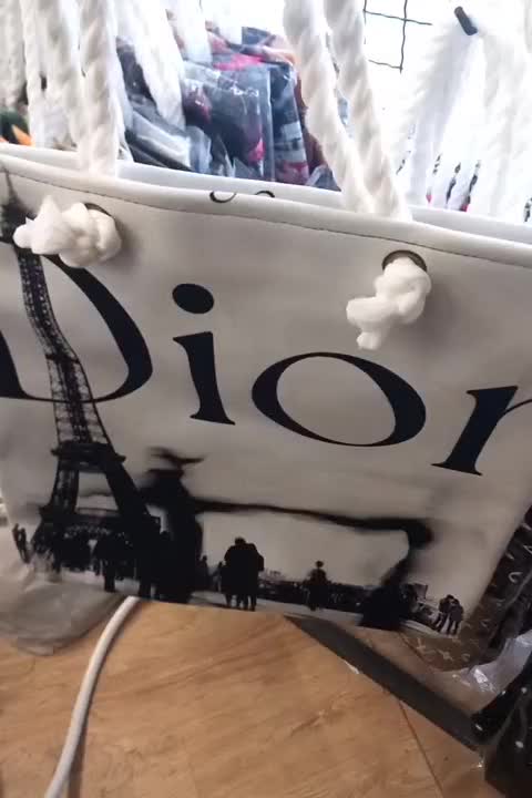 کیف|کیف، کفش، کمربند|میانه, |دیوار